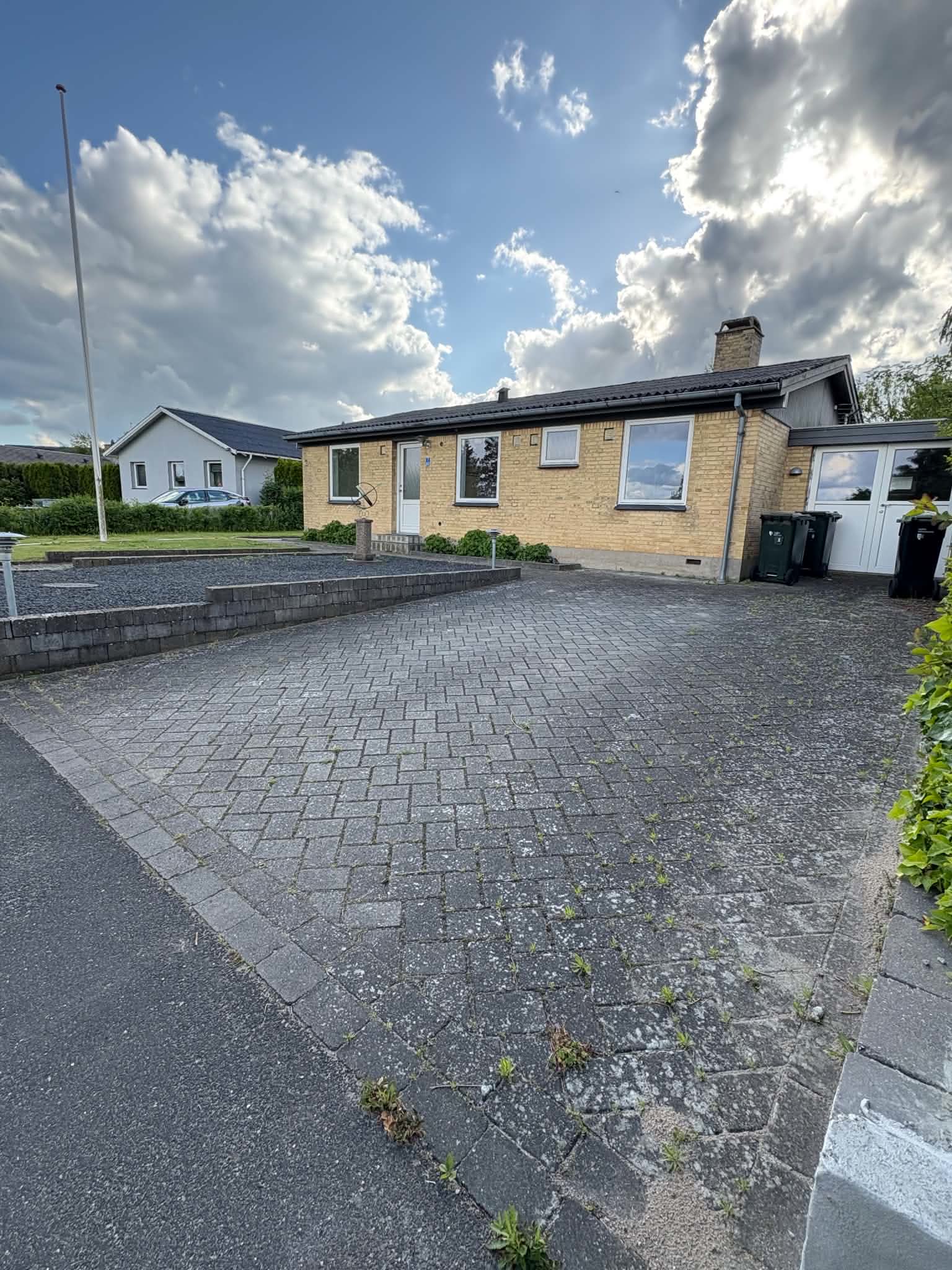 Indkørsel før fliserens